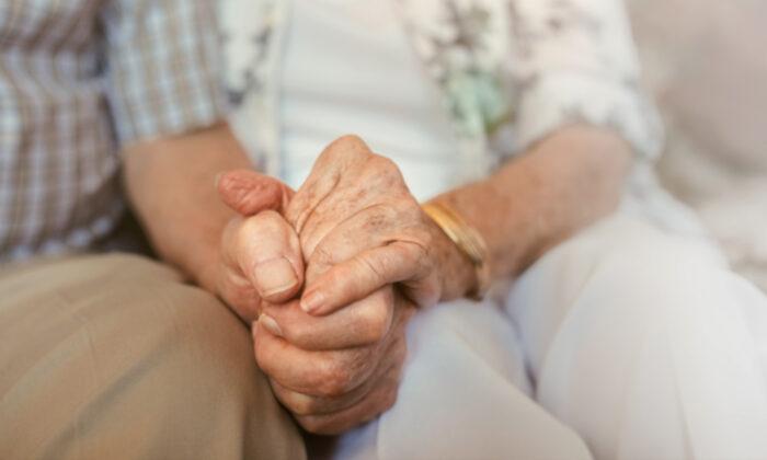 Elderly Couple Died Holding Hands Together After 67 Years of Marriage