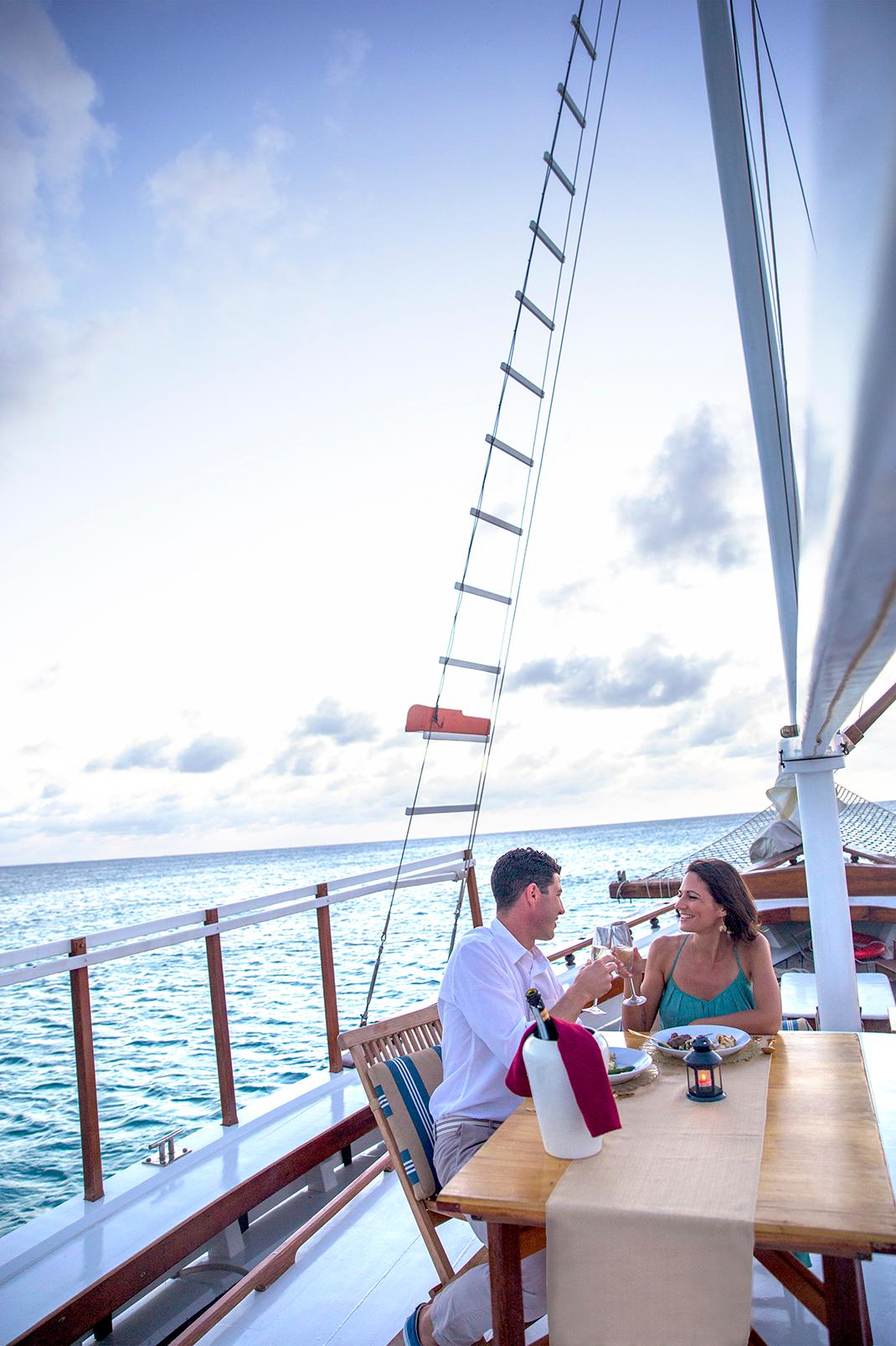 Dining and sailing. (Courtesy of Aruba Tourism Authority)