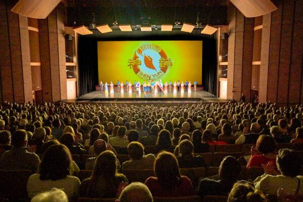 Shen Yun Performing Arts' curtain call at Boise's Morrison Center for the Performing Arts, on Jan. 28, 2020. (The Epoch Times)