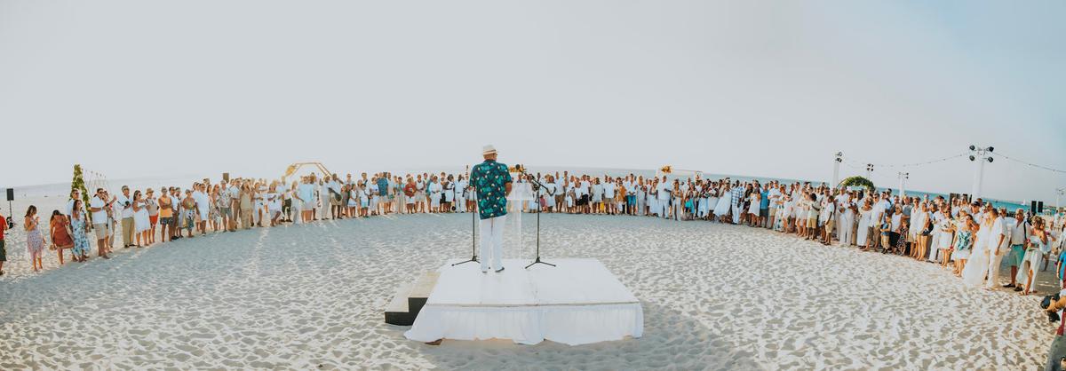 Aruba's vow renewal ceremony—no small affair but it is a relaxed one. (Patrick Jansen)