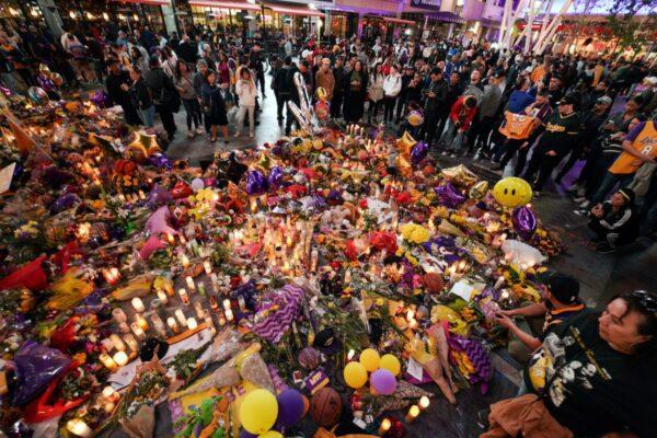 Mourners gather in Microsoft Square near the Staples Center to pay respects to Kobe Bryant after a helicopter crash killed the retired basketball star, in Los Angeles, Calif.on Jan. 28, 2020. (Kyle Grillot/Reuters)