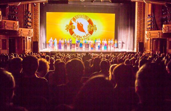 Shen Yun Performing Arts' curtain call at Baltimore's Hippodrome Theatre, on Jan. 31, 2020. (Lisa Fan/The Epoch Times)