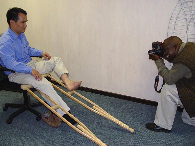 David Liang being interviewed by the Sowetan. (©<a href="http://en.minghui.org/html/articles/2004/10/25/53821.html">Minghui</a>)