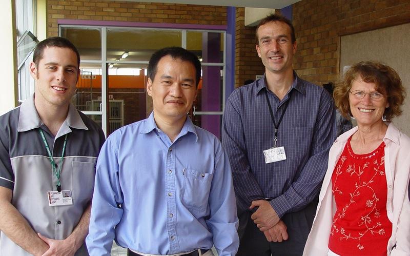 David Liang and Psychological Sociologist Robinson (second from the right) and an intern physician (first from the left) at Chris Hani Baragwanath Hospital. (©<a href="http://en.minghui.org/html/articles/2004/10/25/53821.html">Minghui</a>)
