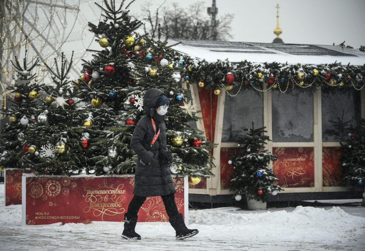 A tourist wearing a medical mask walks along a street in Moscow on Jan. 29, 2020. (Alexander Nemenov/AFP via Getty Images)