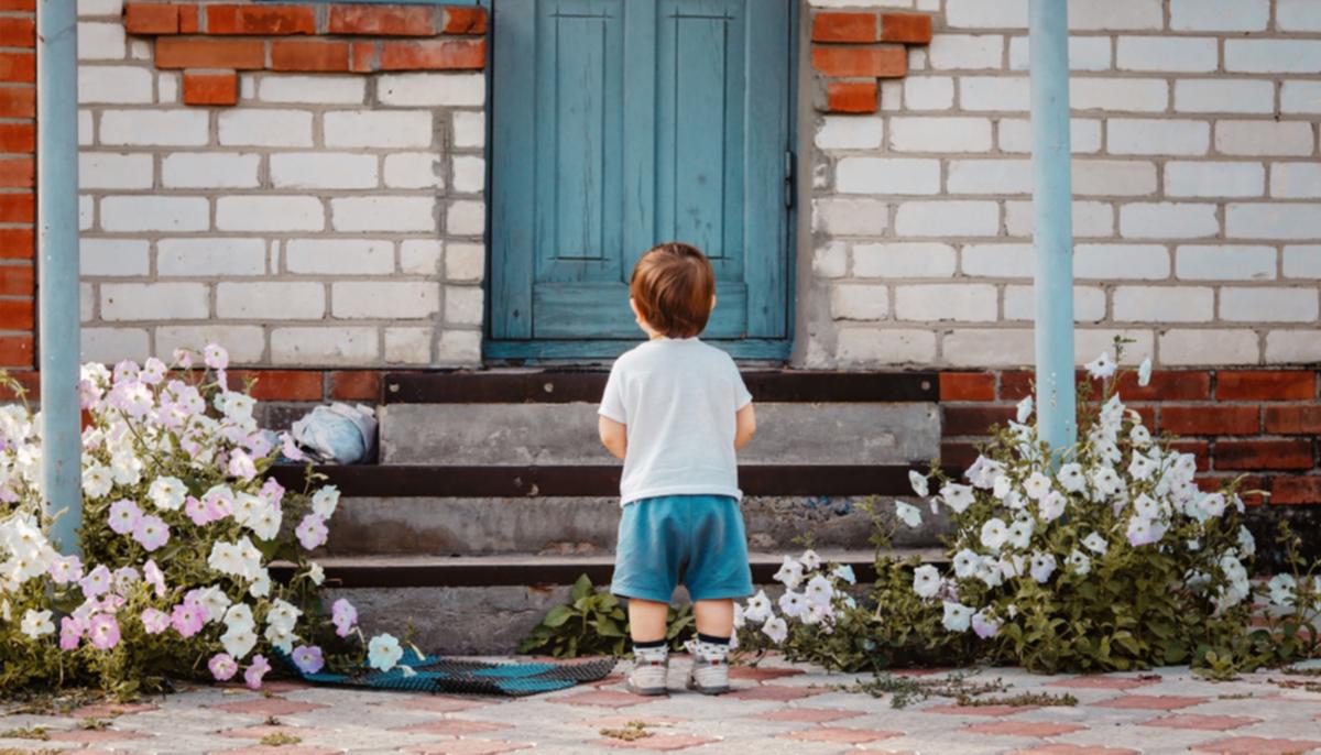 Boy Shows Up at Neighbor’s Door Every Day to Do Yard Work After Soldier Dad Is Deployed