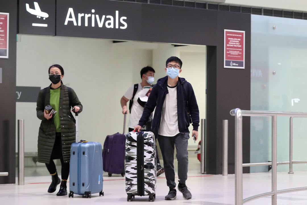 China’s Wealthy Rush to Transfer Assets and Emigrate as Political Economic Situation Worsens