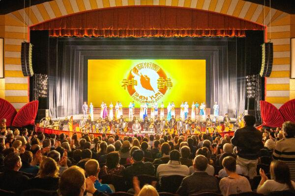 Shen Yun Performing Arts' curtain call at the Miller High Life Theatre in Milwaukee, Wisconsin, on Feb. 1, 2020. (Hu Chen/The Epoch Times)