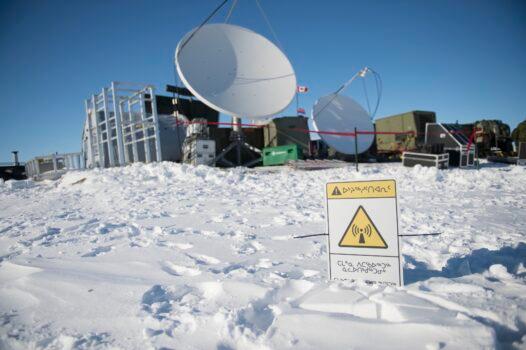 42 Radar Squadron deploys its mobile installations during Exercise Amalgam Dart 15-2, a program for training Canadian and American military personnel in aerospace detection and defence, in Resolute Bay, Nunavut, on May 27, 2015. (Corporal Patrick Drouin, 4 Wing Imaging)