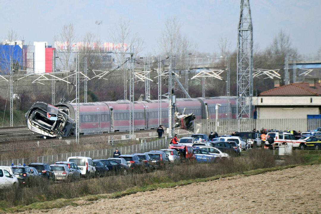 High-Speed Train Derails in Italy; 2 Railway Workers Killed