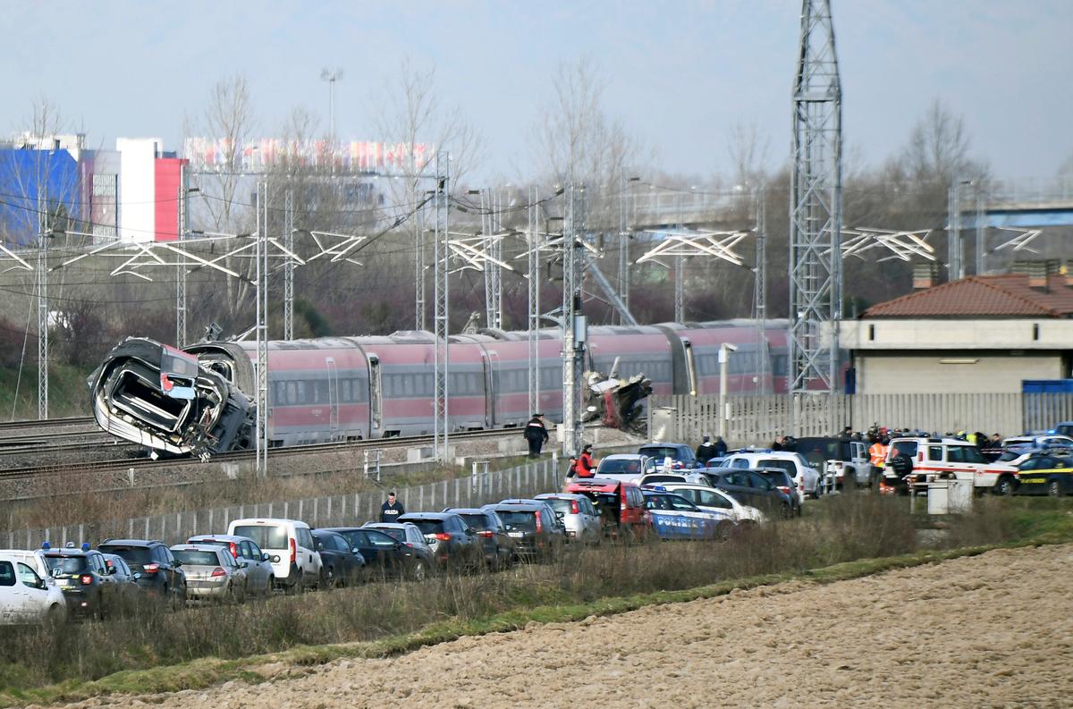 High-Speed Train Derails in Italy; 2 Railway Workers Killed