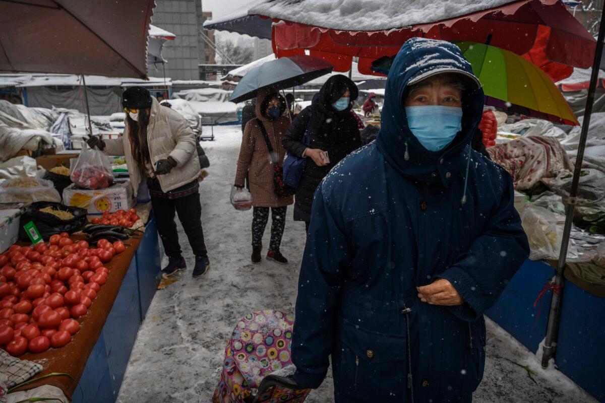 Chinese shoppers wear masks in a market in Beijing, China on Feb. 6, 2020. (Kevin Frayer/Getty Images)