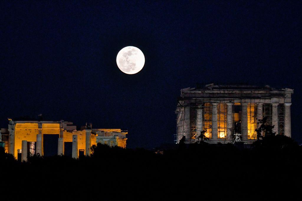 The Super Snow Moon rises next to the Parthenon Temple at the Acropolis archaeological site on Feb. 19, 2019. (©Getty Images | <a href="https://www.gettyimages.com/detail/news-photo/the-super-snow-moon-rises-next-to-the-parthenon-temple-at-news-photo/1125875505?adppopup=true">LOUISA GOULIAMAKI</a>)