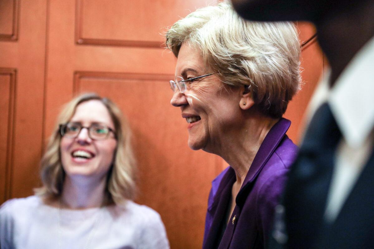 Democratic presidential candidate Sen. Elizabeth Warren (D-Mass.) in an elevator during a break in the closing arguments of the impeachment trial of President Donald Trump, on Capitol Hill in Washington on Feb. 3, 2020. (Charlotte Cuthbertson/The Epoch Times)