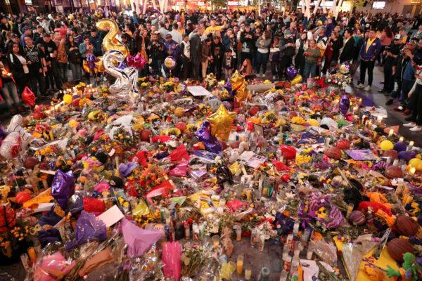 Mourners gather outside Staples Center before a Los Angeles Lakers home game to pay respects to Kobe Bryant after a helicopter crash killed the retired basketball star and his daughter Gianna, in Los Angeles, Calif., on Jan. 31, 2020. (Patrick T. Fallon/Reuters)