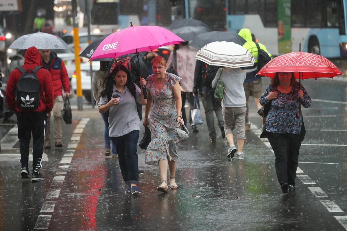 People commute to work on Feb. 07, 2020 in Sydney, Australia. (Brendon Thorne/Getty Images)