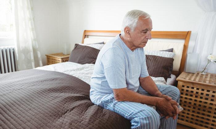 7 Early Warning Signs That May Indicate Dementia–Do You Find Your Loved One Staring Off Into Space?