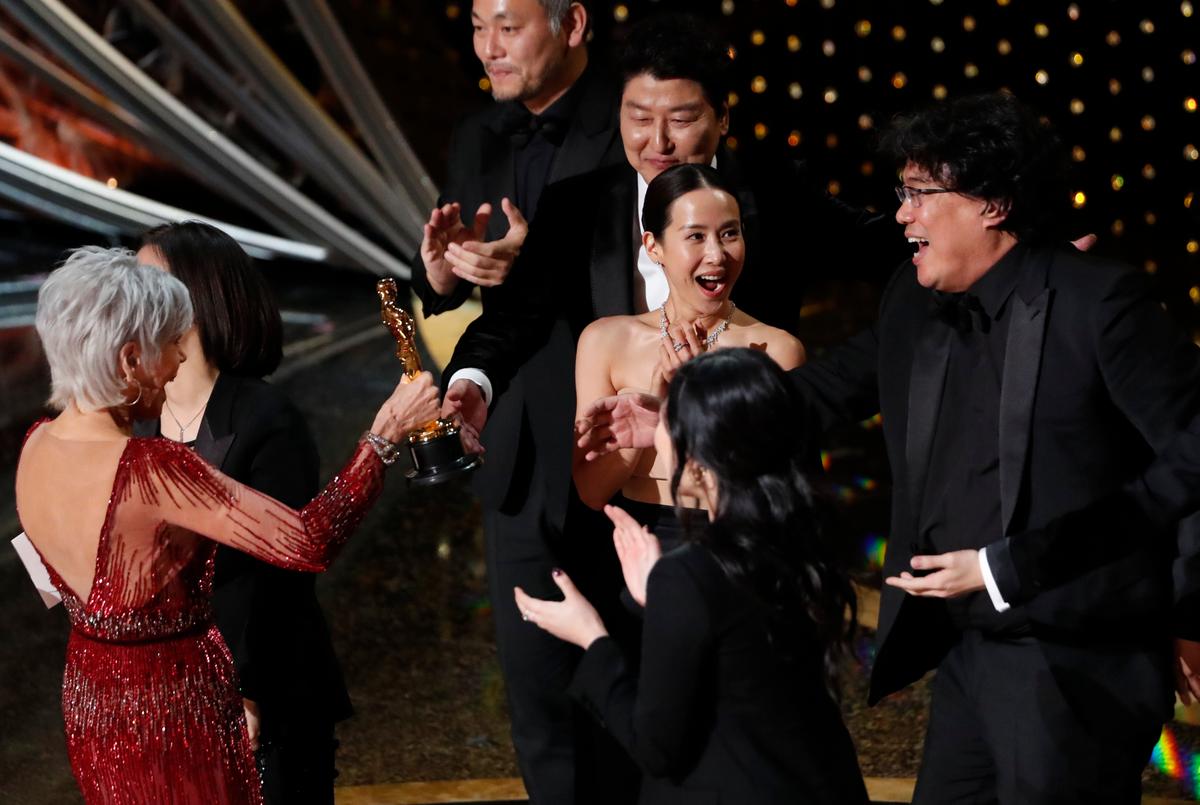 Kwak Sin Ae and Bong Joon Ho win Oscar for Best Picture for "Parasite" at the 92nd Academy Awards in Hollywood, Los Angeles, Calif., U.S., Feb. 9, 2020. (Mario Anzuoni/Reuters)