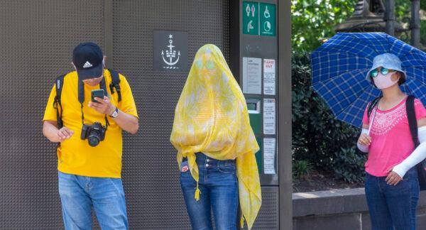 People in Sydney's CBD are seen wearing masks and coverings on Jan. 31, 2020 in Sydney, Australia. (Jenny Evans/Getty Images)