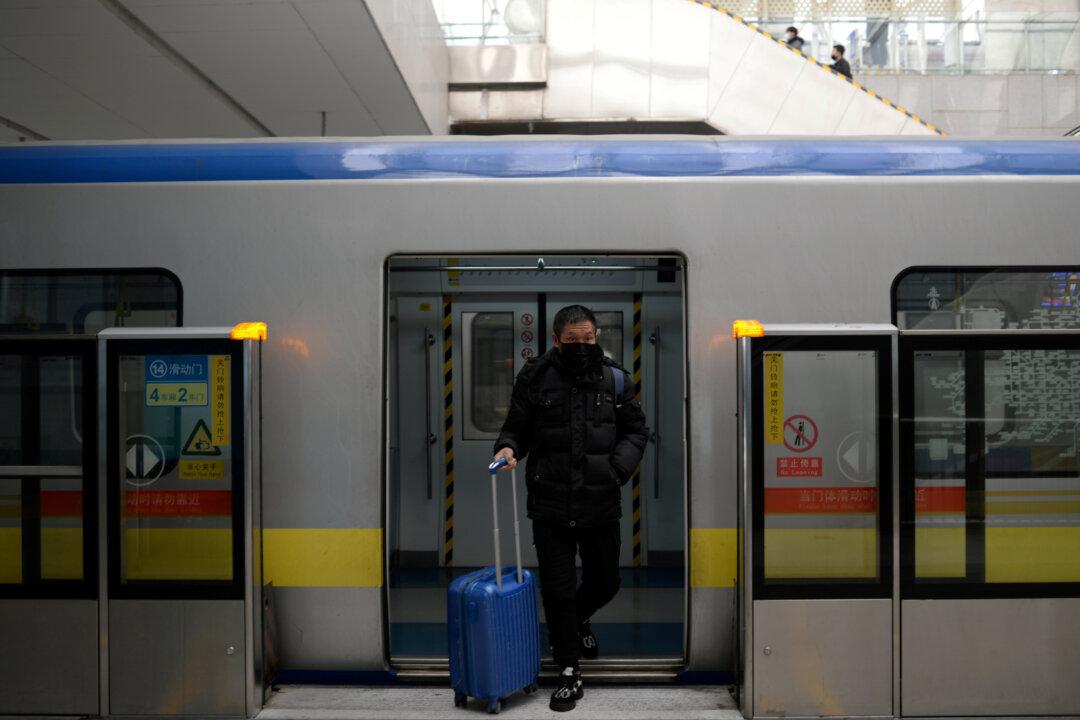 China Firms Cut Staff on Virus Outbreak as Xi Vows No Large-Scale Layoffs