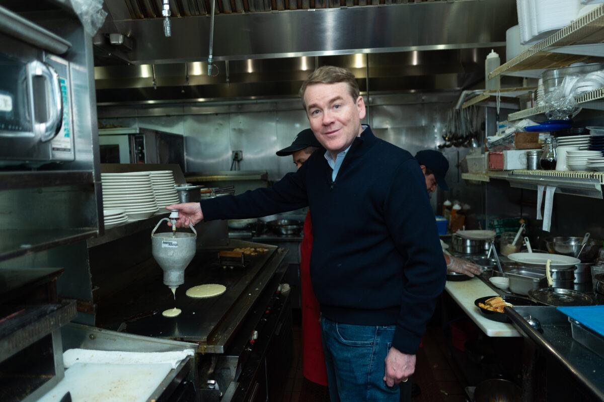 Michael Bennett prepares pancakes at the 2020 New Hampshire Democratic Primary Live From Iconic Red Arrow Diner - Day 2 in Manchester, New Hampshire on Feb. 11, 2020. (Mark Sagliocco/Getty Images for SiruisXM)