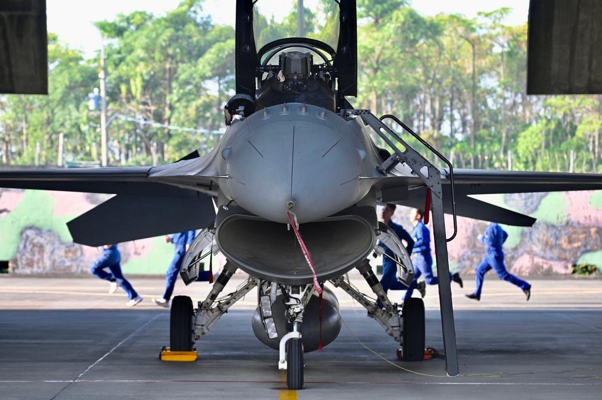 A group of Taiwan Air Force technicians run behind a U.S.-made F-16V fighter jet during an exercise at a military base in Chiayi, Taiwan, on Jan. 15, 2020. (Sam Yeh/AFP via Getty Images)