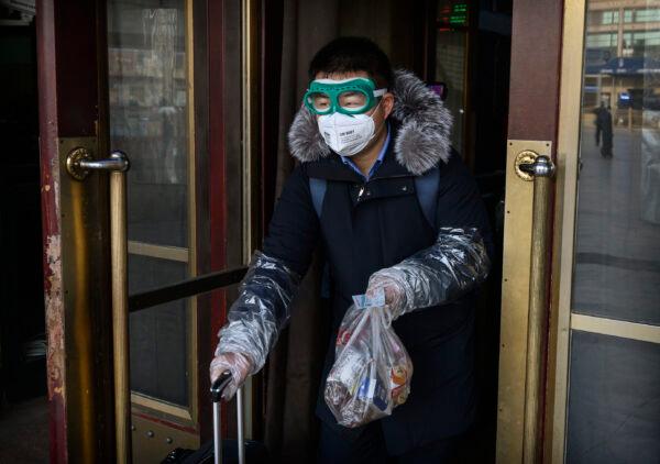 A Chinese man wears a mask and goggles in Beijing on Jan. 31, 2020. (Kevin Frayer/Getty Images)
