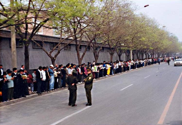 More than 10,000 Falun Gong practitioners gathered on Fuyou Street in Beijing on April 25, 1999, to peacefully appeal for fair treatment. The event was propagandized by the Chinese Communist Party and used as an excuse to launch a brutal persecution campaign that continues today. (Courtesy of <a href="https://www.theepochtimes.com/bait-and-switch-the-truth-behind-falun-gongs-april-25-mass-appeal_2885533.html">Minghui.org</a>)