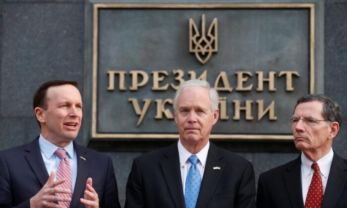 US Senators Meet With Zelensky in Ukraine, Vow Bipartisan Support