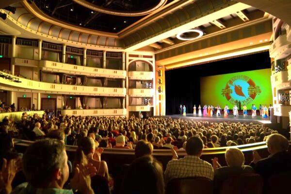 Shen Yun Performing Arts' curtain call at the Mahaffey Theater in St. Petersburg, Florida, on Feb. 16, 2020. (The Epoch Times)