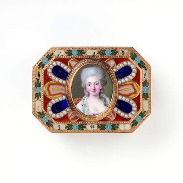 A gold-mounted hardstone snuffbox with canted corners, circa 1780, probably by Johann Christian Neuber, probably from Dresden, Germany; the cover set with an enamel miniature, 1775–1780, probably painted by Nicholas Claude Vassal, Paris. (Victoria and Albert Museum, London)
