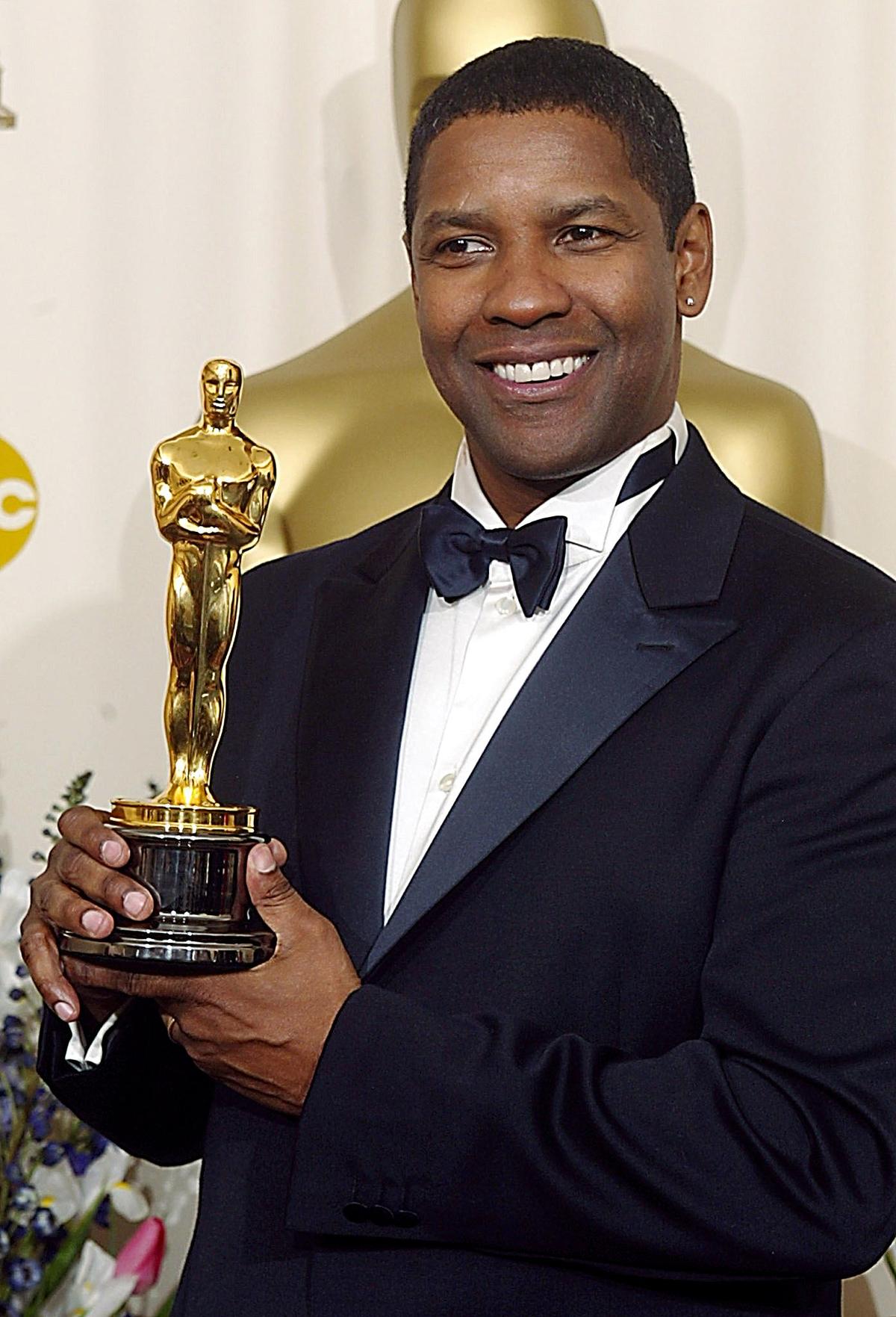 Washington holds his Oscar after winning the award for "Best Actor in a Leading Role" for "Training Day" at the 74th Academy Awards on March 24, 2002. (©Getty Images | <a href="https://www.gettyimages.com/detail/news-photo/actor-denzel-washington-holds-the-oscar-after-winning-the-news-photo/51703989?adppopup=true">MIKE NELSON</a>)