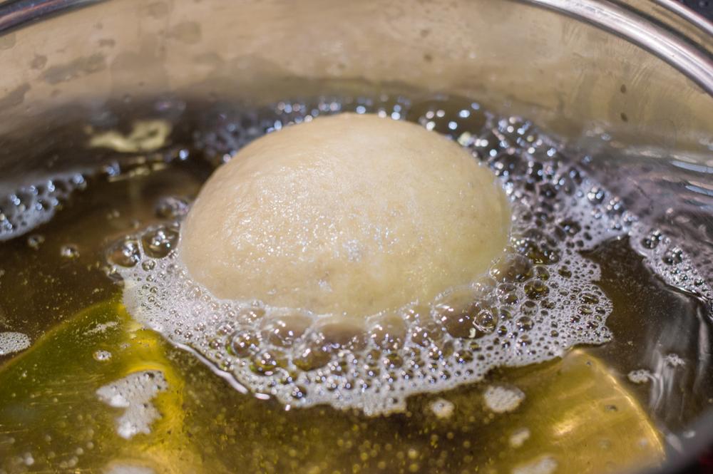 Frying pączki. (Shutterstock)