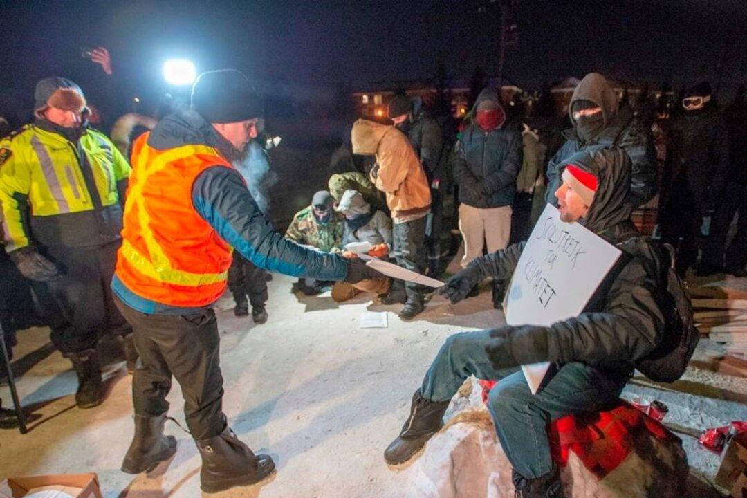 Quebec Protesters Maintain Rail Blockade a Day After Court Ordered It Taken Down