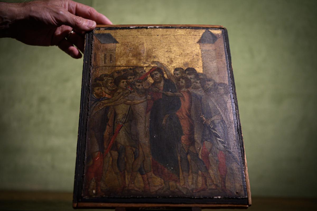 Cimabue's "Christ Mocked" as photographed in Paris ahead of the Senlis art auction on Oct. 27, 2019 (©Getty Images | <a href="https://www.gettyimages.com/detail/news-photo/this-photo-taken-on-september-23-2019-in-paris-shows-a-news-photo/1170490747">PHILIPPE LOPEZ/AFP</a>)