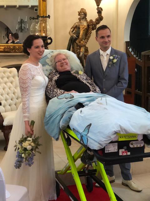 A woman gets to attend her grandson's wedding. (Photo courtesy of <a href="https://www.facebook.com/StichtingAmbulancewens/photos/a.547790041916906/3204571309572086/?type=3&theater">Stichting Ambulance Wens Nederland</a>)