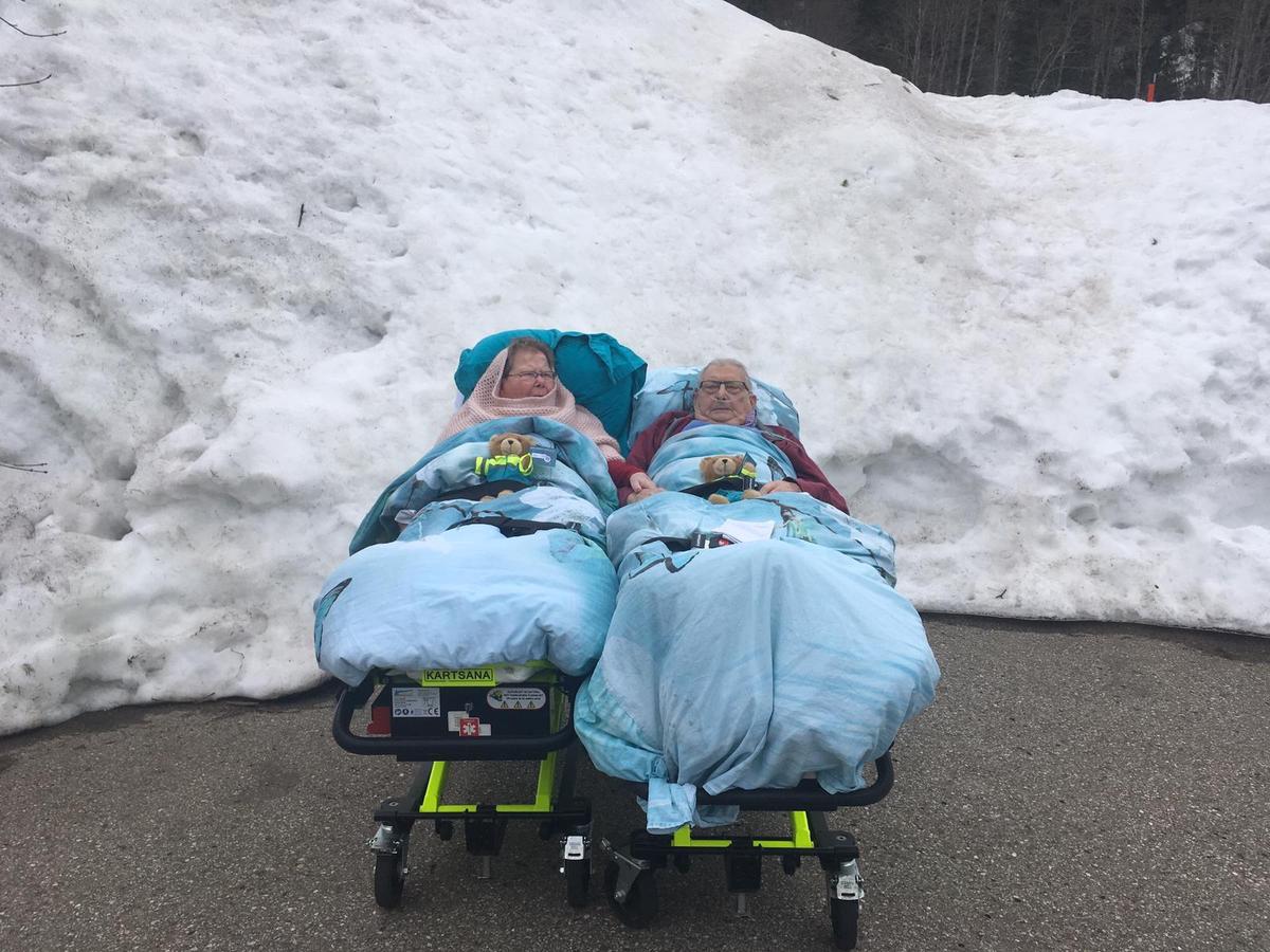 A couple who wanted to see snow one more time. (Photo courtesy of <a href="https://www.facebook.com/StichtingAmbulancewens/photos/a.3127400177289200/3127431613952723/?type=3&theater">Stichting Ambulance Wens Nederland</a>)