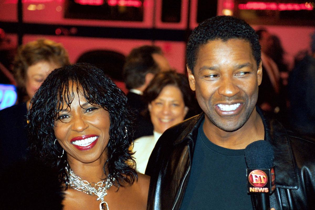 Denzel Washington and wife Pauletta at the premiere of "Out of Time," 9/29/2003 (©Shutterstock | <a href="https://www.shutterstock.com/de/image-photo/denzel-washington-wife-paulette-premiere-out-185461019">Everett Collection</a>)