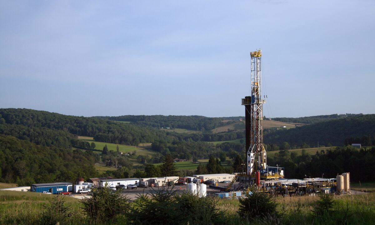 A fracking rig in rural Pennsylvania, on July 11, 2013. (James Smith/Epoch Times)