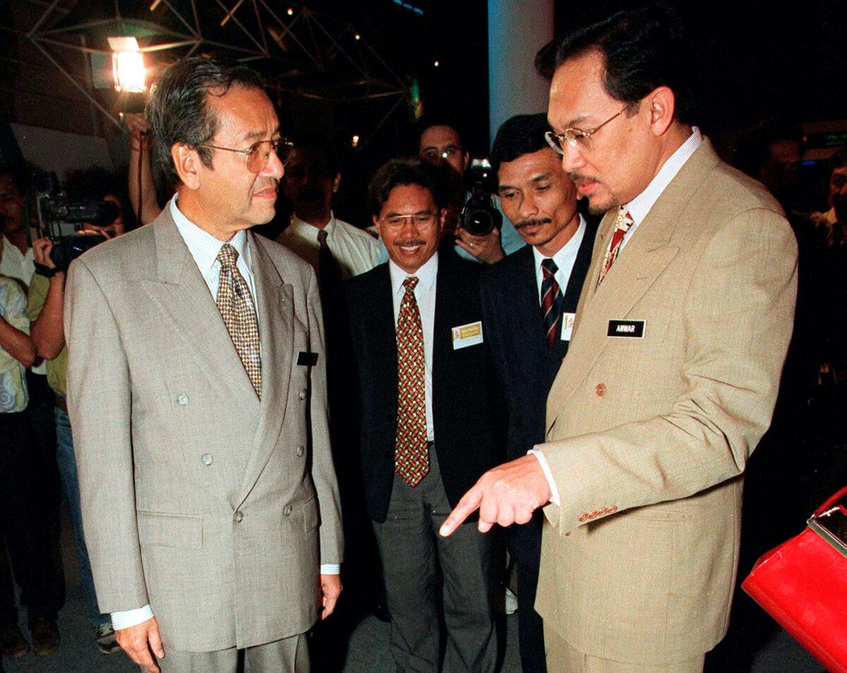 Malaysian Prime Minister Mahathir Mohamad (L) chats with Deputy Prime MinisterAnwar Ibrahim during a function in Kuala Lumpur on May 9, 1997. (David Loh/Reuters File)