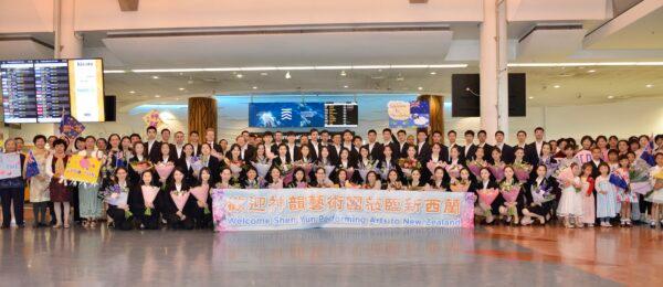 Fans greet Shen Yun Performing Arts as they arrive at Auckland airport, New Zealand. (Zhang Jun/The Epoch Times)