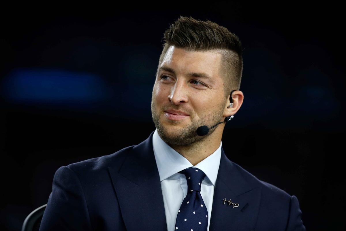 Broadcaster Tim Tebow of the SEC Network speaks on air before the Goodyear Cotton Bowl at AT&T Stadium on Dec. 31, 2015, in Arlington, Texas. (©Getty Images | <a href="https://www.gettyimages.com.mx/detail/fotograf%C3%ADa-de-noticias/broadcaster-tim-tebow-of-the-sec-network-speaks-fotograf%C3%ADa-de-noticias/503035466?adppopup=true">Scott Halleran</a>)