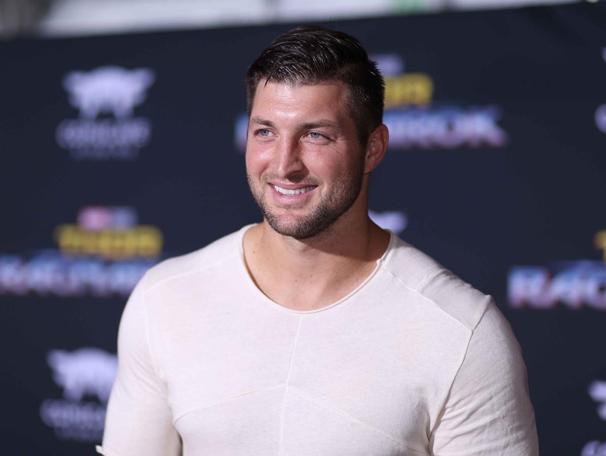 Professional football player Tim Tebow at The World Premiere of Marvel Studios' "Thor: Ragnarok" at the El Capitan Theatre on Oct. 10, 2017, in Hollywood, California (©Getty Images | <a href="https://www.gettyimages.com.mx/detail/fotograf%C3%ADa-de-noticias/professional-football-player-tim-tebow-at-the-fotograf%C3%ADa-de-noticias/859989408?adppopup=true">Rich Polk</a>)