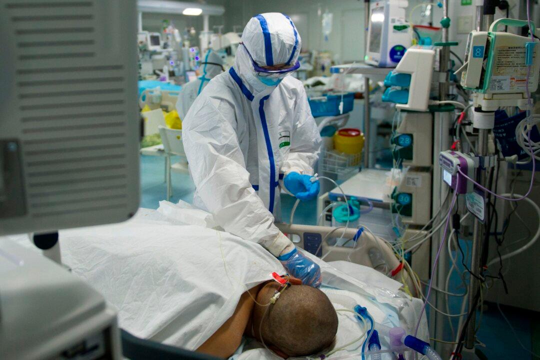 Two Chinese Nurses Call for Overseas Help in Stretched Virus Wards