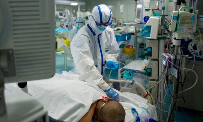 Two Chinese Nurses Call for Overseas Help in Stretched Virus Wards