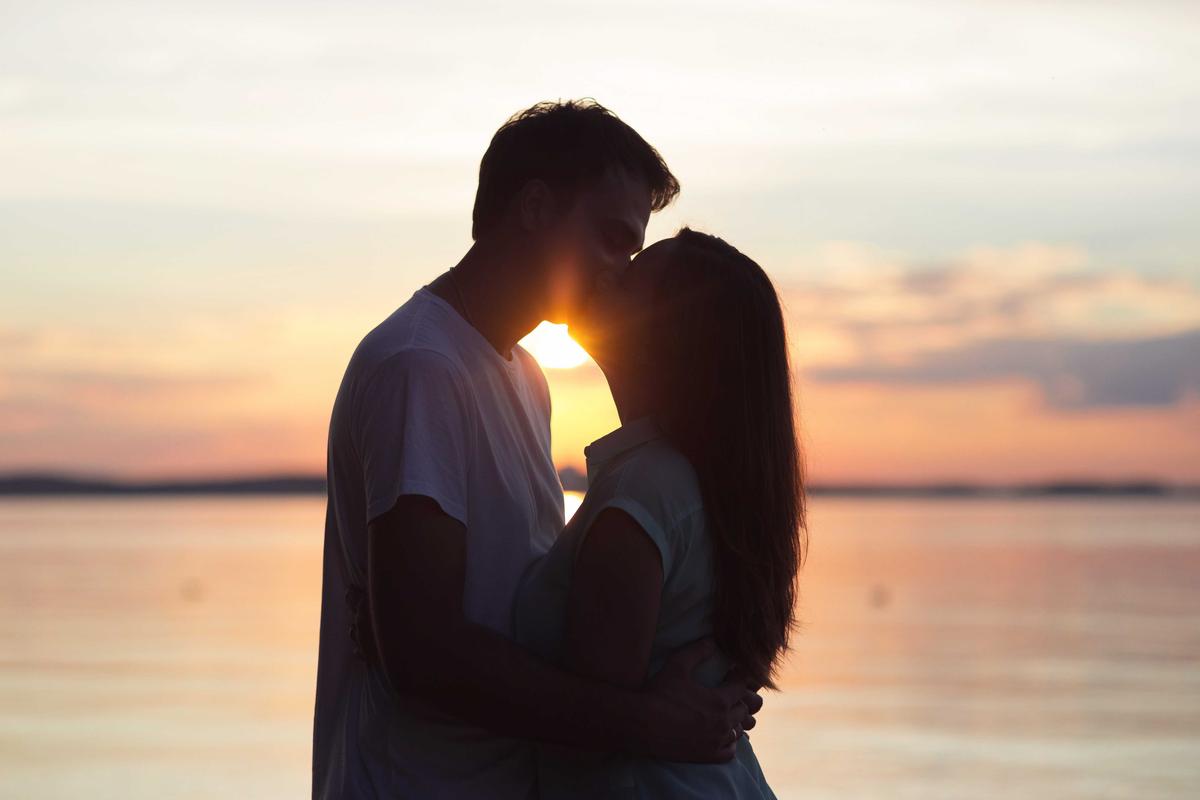 Illustration - Shutterstock | <a href="https://www.shutterstock.com/image-photo/loving-couple-kissing-sunset-love-sun-787431265">Diana Reentovich</a>