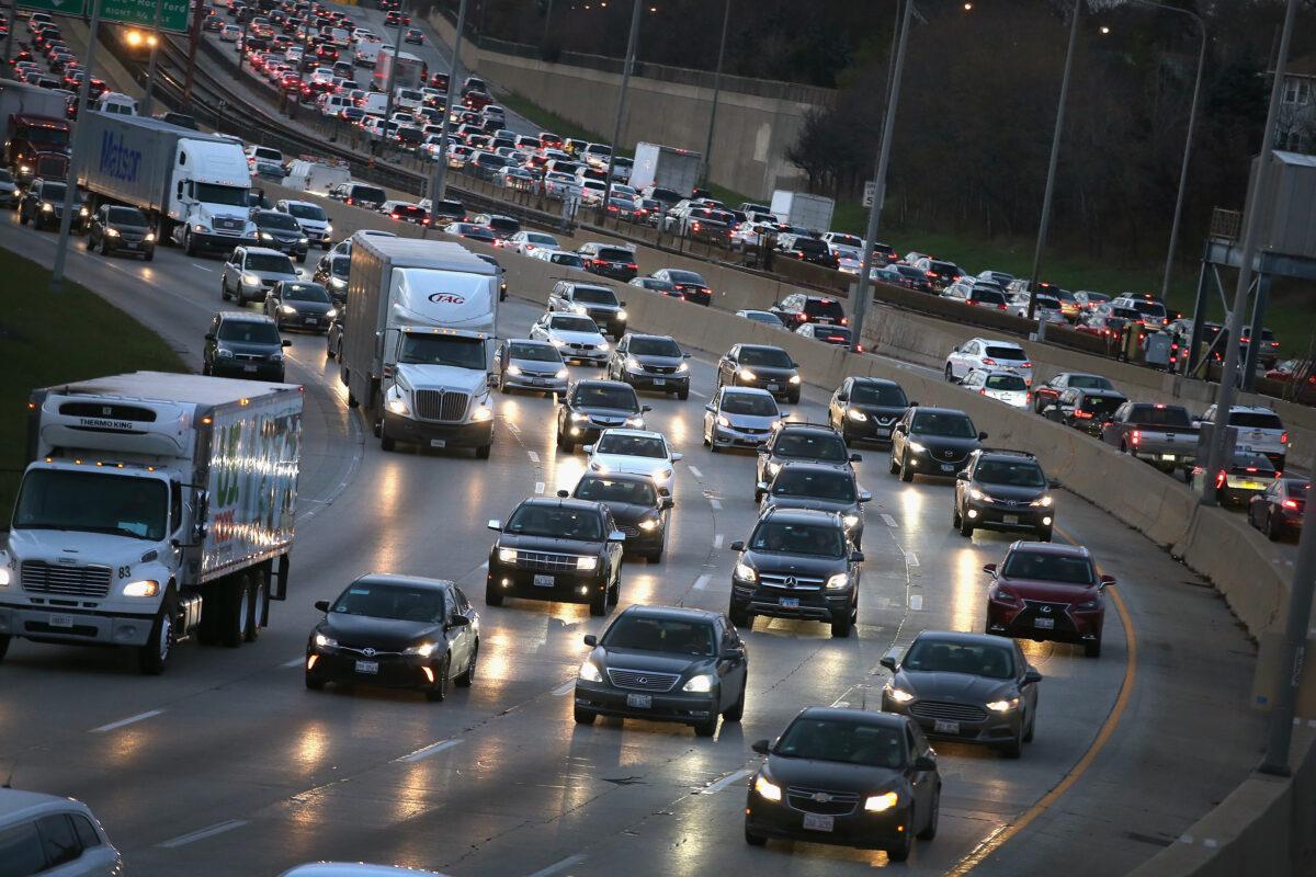  The Kennedy Expressway is clogged with cars as rush-hour commuters and Thanksgiving holiday travelers try to make their way through the city, in Chicago, Ill., on Nov. 21, 2017. (Scott Olson/Getty Images)