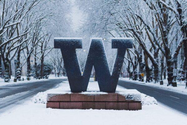 University of Washington's welcome sign under snow. (Illustration/Shutterstock)