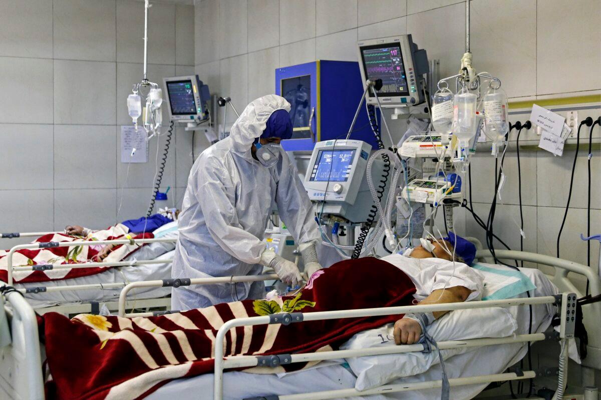 A medic treats a patient infected with coronavirus, at a hospital in Tehran, Iran on March 1, 2020. (Ali Shirband/Mizan News Agency via AP)