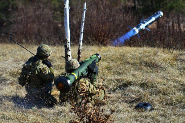 U.S. Army Spc. Fernando Jimenez (R) engages a target with a Javelin shoulder-fired anti-tank missile during a live-fire exercise in Slovenia, on March 9, 2016. (Paolo Bovo/Department of Defense)